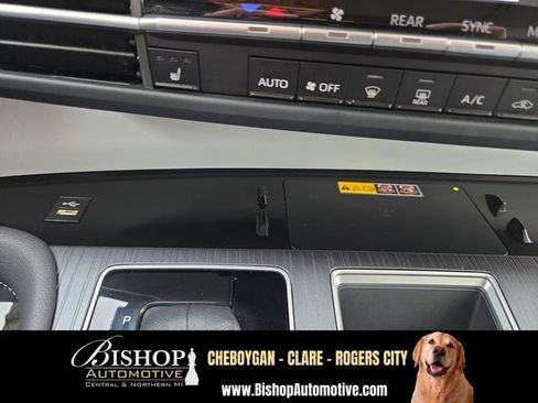 Used 2025 Toyota Sienna XLE FWD image 6