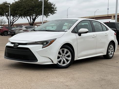 Used 2025 Toyota Corolla LE image 2