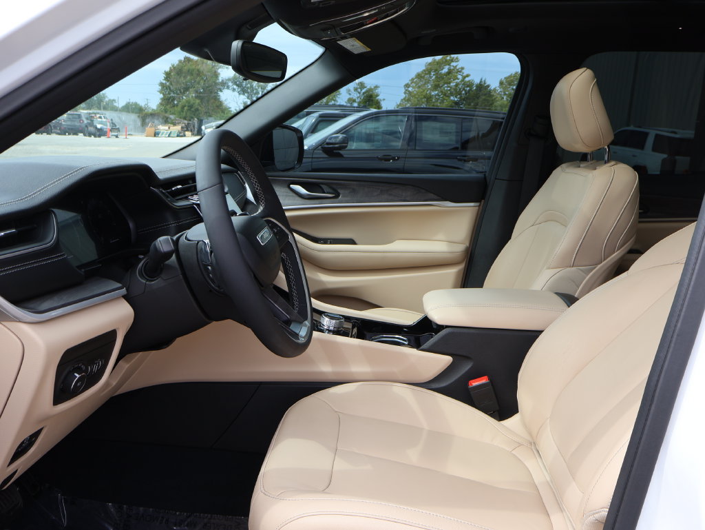 Used 2023 Jeep Grand Cherokee Limited w/ Black Appearance Package AWD/4WD image 22
