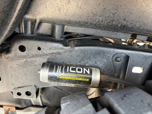 Used 2017 Toyota Tacoma TRD Off-Road w/ Premium & Technology Package image 31