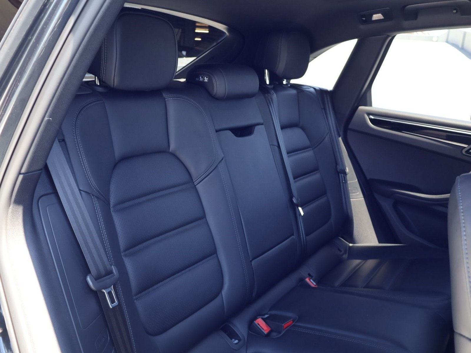 Certified 2026 Porsche Macan AWD/4WD image 23