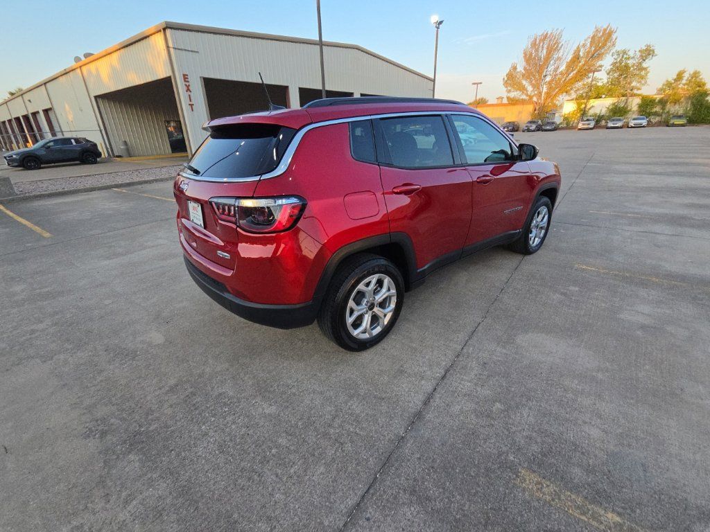 Used 2025 Jeep Compass Latitude AWD/4WD image 7
