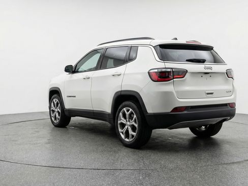 Used 2025 Jeep Compass Latitude AWD/4WD image 6