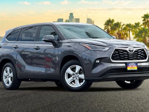 Used 2023 Toyota Highlander LE AWD/4WD image 2