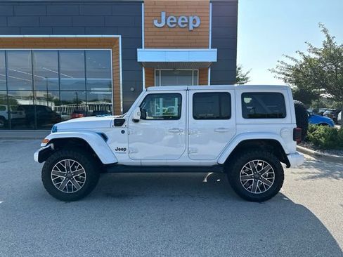 Used 2022 Jeep Wrangler Unlimited Sahara AWD/4WD image 10