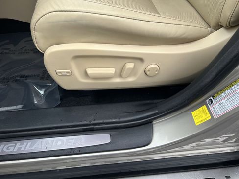 Used 2016 Toyota Highlander Limited image 14