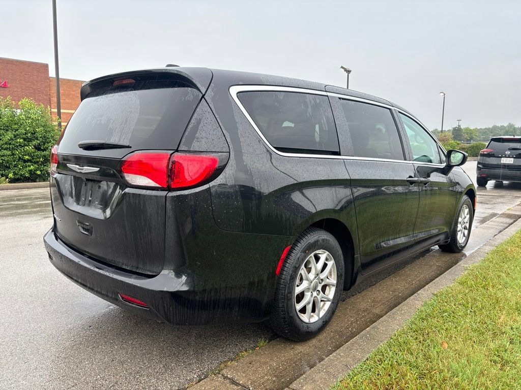 Used 2023 Chrysler Voyager LX FWD image 3