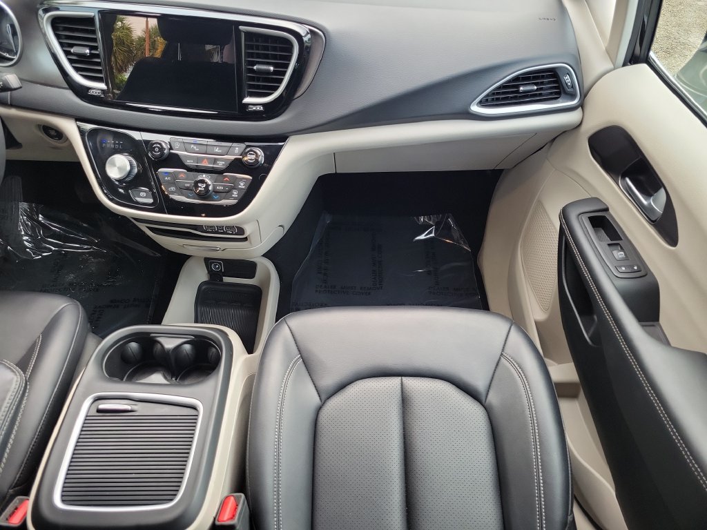Used 2024 Chrysler Pacifica Touring-L FWD image 19