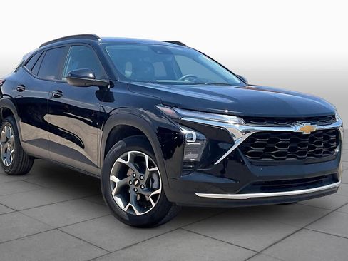 Used 2025 Chevrolet Trax LT FWD image 3