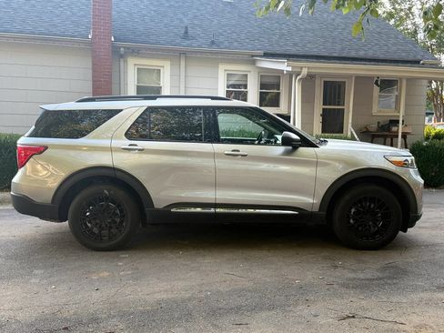 Used 2020 Ford Explorer XLT w/ Equipment Group 202A AWD/4WD image 7
