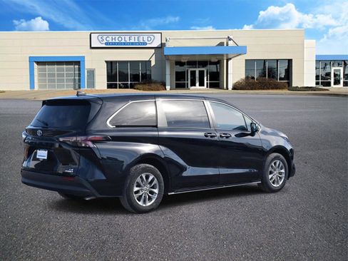 Used 2024 Toyota Sienna LE image 3