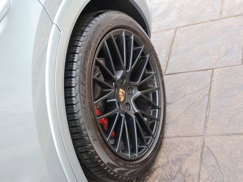 Used 2023 Porsche Cayenne GTS image 39