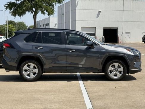 Used 2021 Toyota RAV4 XLE w/ Convenience Package AWD/4WD image 3