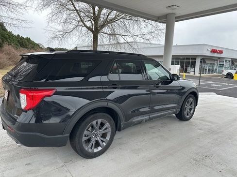 Used 2022 Ford Explorer XLT w/ Equipment Group 202A image 3