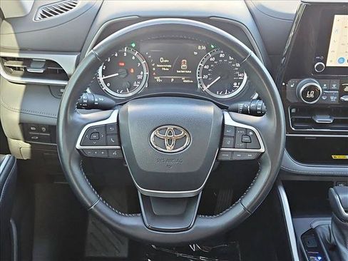 Used 2023 Toyota Highlander XLE FWD image 14