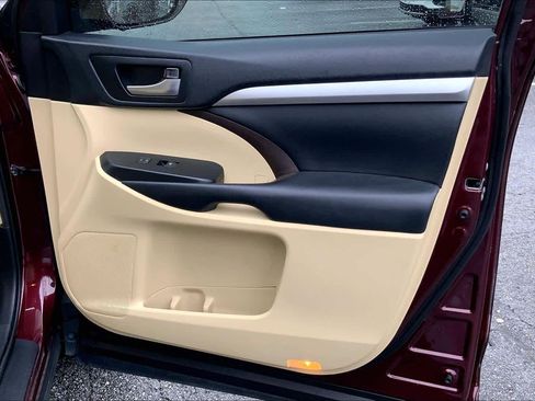 Used 2019 Toyota Highlander XLE image 22