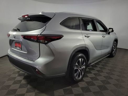 Used 2024 Toyota Highlander XLE AWD/4WD image 8
