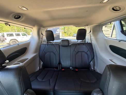 Used 2020 Chrysler Pacifica Touring-L image 9