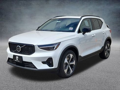 New 2026 Volvo XC40 B5 Plus w/ Protection Package Premier image 3