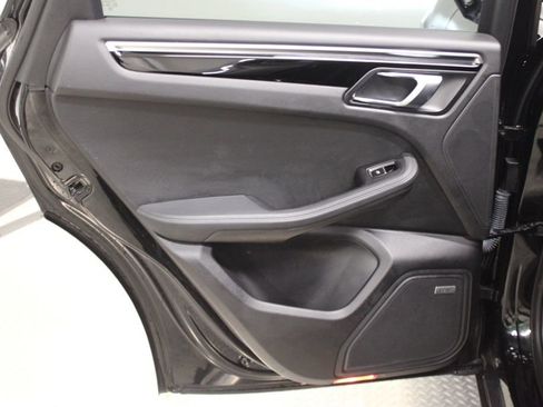 Certified 2022 Porsche Macan image 36