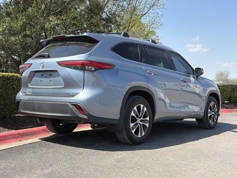 Used 2022 Toyota Highlander XLE image 3