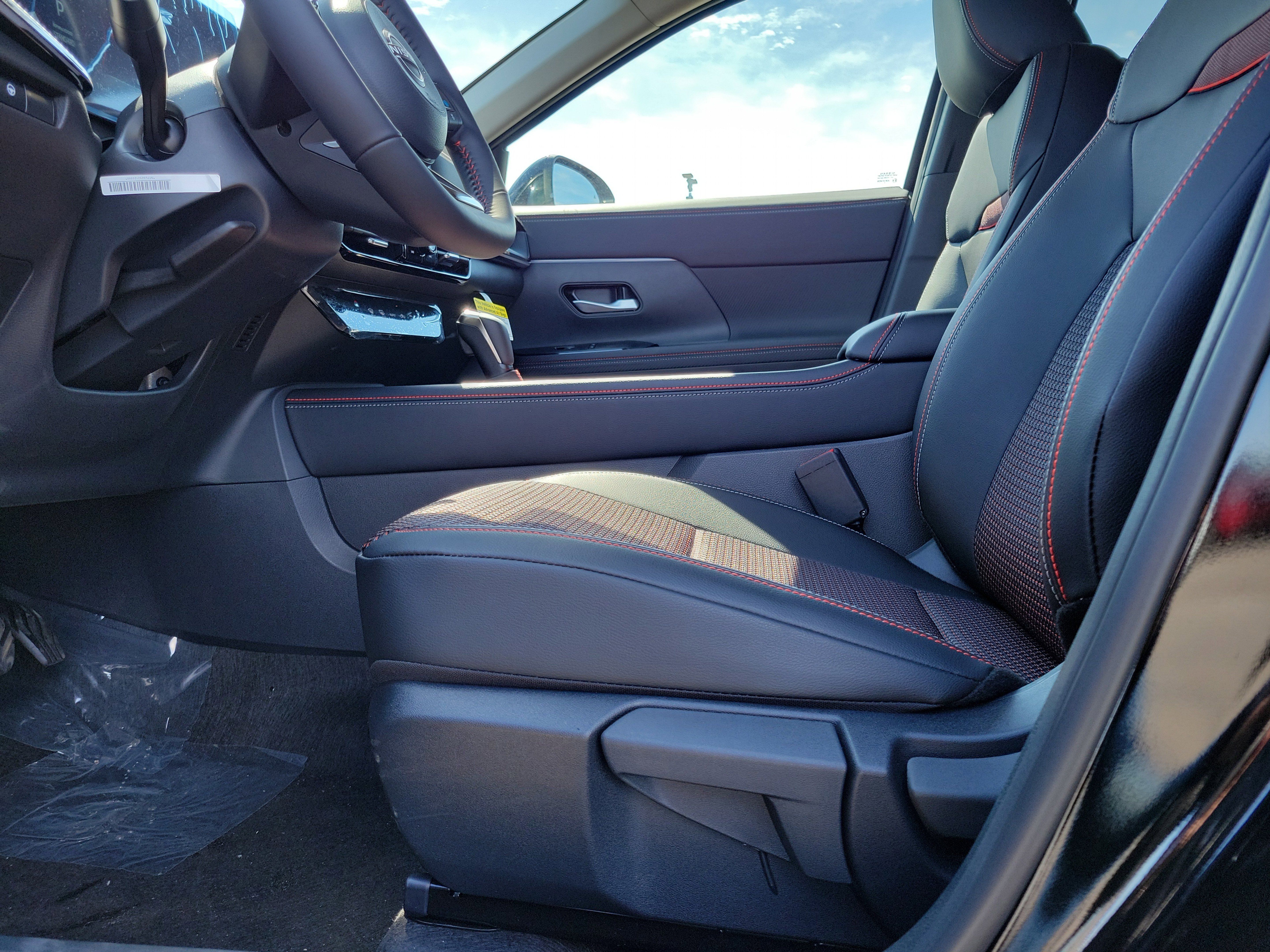 Used 2025 Nissan Kicks SR AWD/4WD image 16