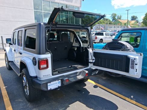 Used 2022 Jeep Wrangler Unlimited Sahara w/ Dual Top Group AWD/4WD image 13