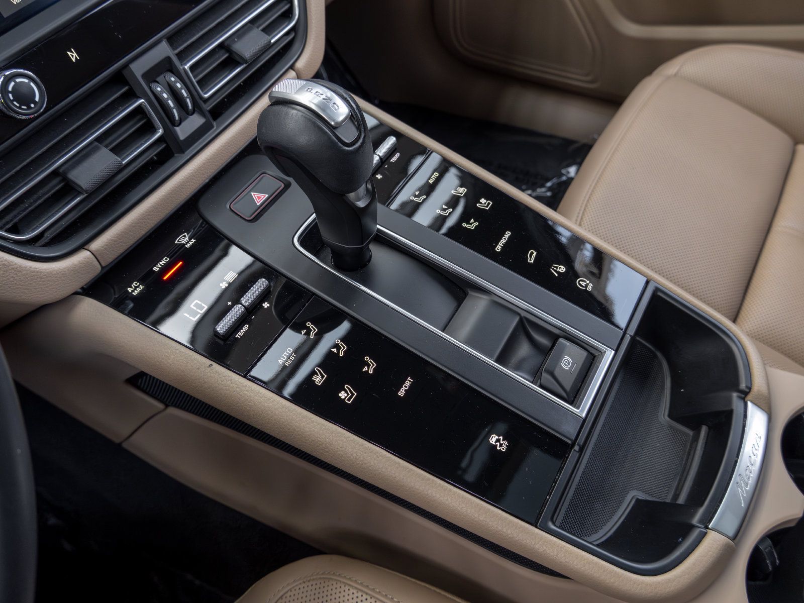 Certified 2023 Porsche Macan AWD/4WD image 36