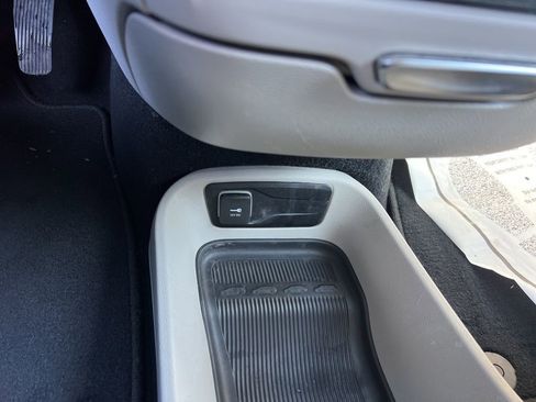 Used 2022 Chrysler Pacifica Touring-L w/ Uconnect Theater Family Group image 36