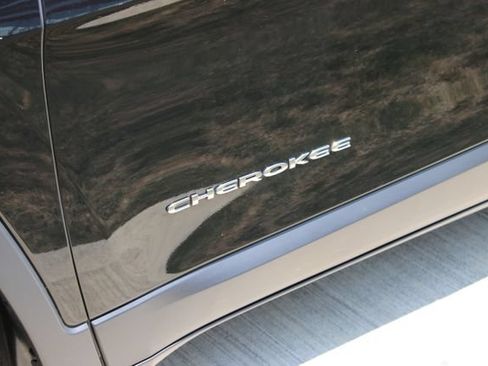 Used 2019 Jeep Cherokee Latitude Plus w/ Cold Weather Group AWD/4WD image 9
