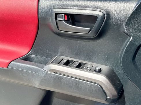 Used 2017 Toyota Tacoma SR5 RWD image 13