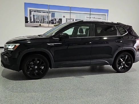 Certified 2023 Volkswagen Taos SE w/ Panoramic Sunroof Package AWD/4WD image 5