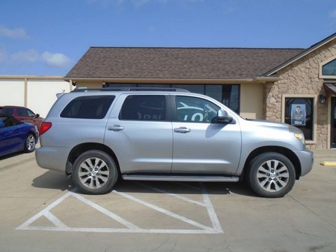 Used 2016 Toyota Sequoia Limited w/ Safety & Convenience Package RWD image 4