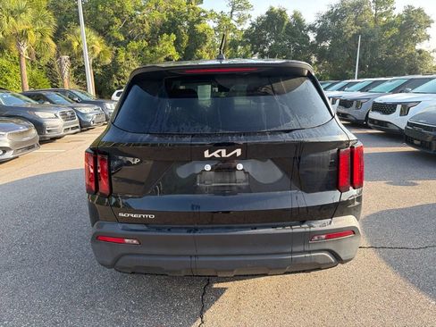 Certified 2023 Kia Sorento LX FWD image 6