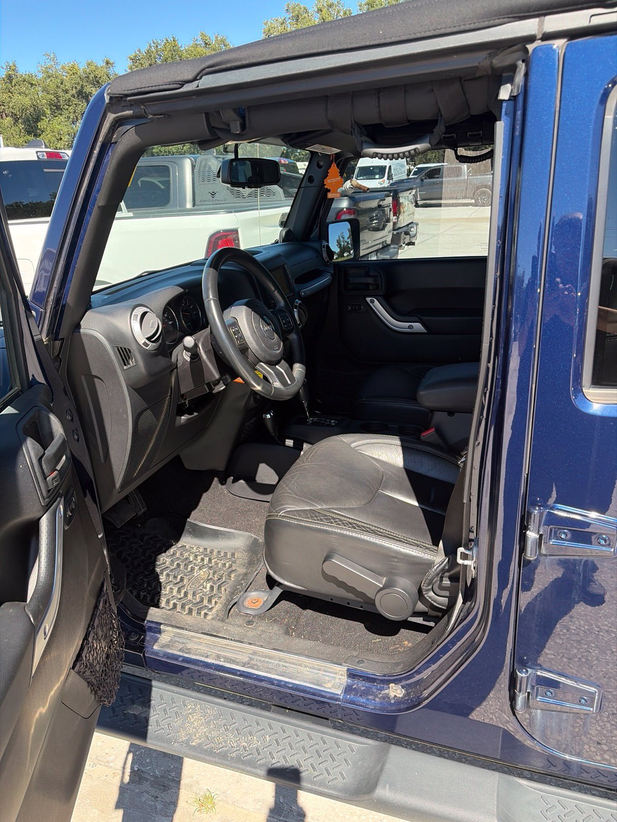 Used 2013 Jeep Wrangler Unlimited Sahara w/ Connectivity Group AWD/4WD image 2