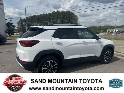 Used 2025 Chevrolet TrailBlazer LT w/ Driver Confidence Package image 3