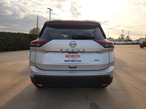 Used 2025 Nissan Rogue SV image 6