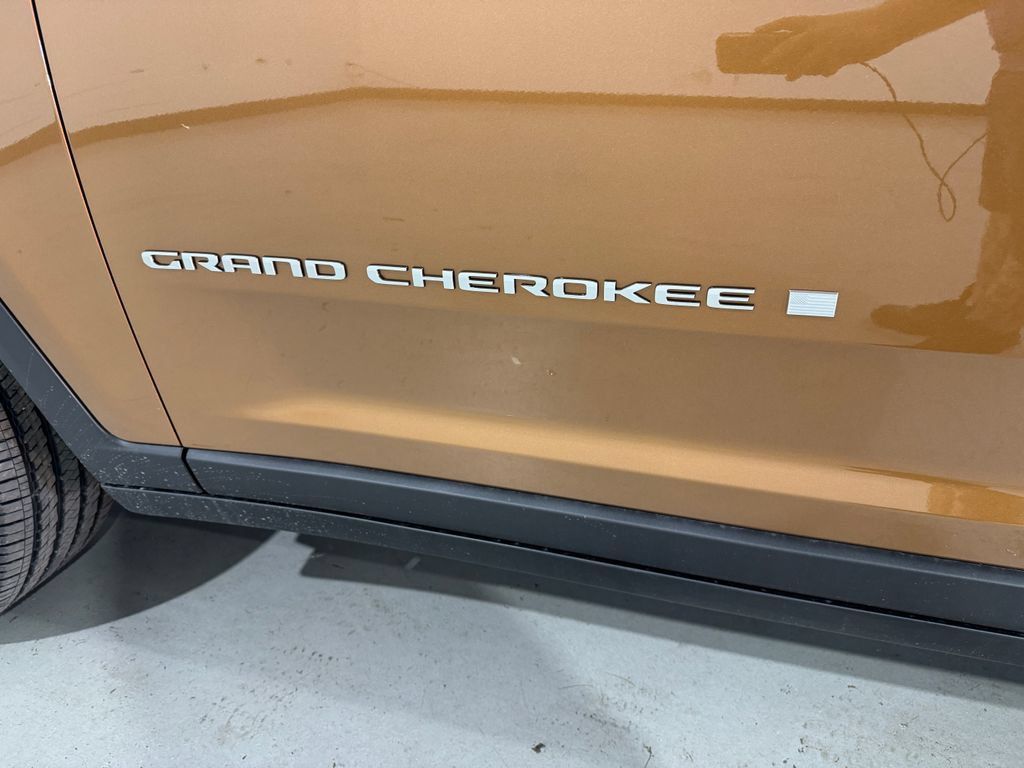 New 2026 Jeep Grand Cherokee Limited w/ Luxury Tech Group II AWD/4WD image 31