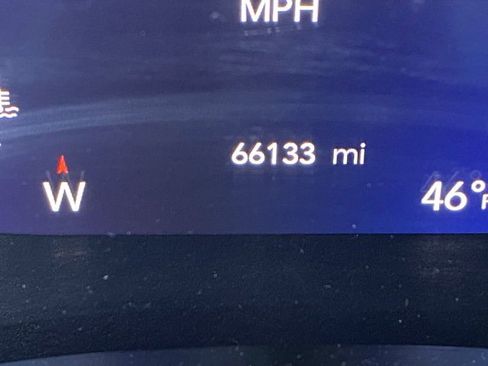 Used 2023 Chrysler Pacifica Touring-L image 25