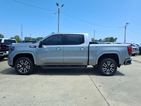 Used 2024 GMC Sierra 1500 AT4 w/ Technology Package AWD/4WD image 4