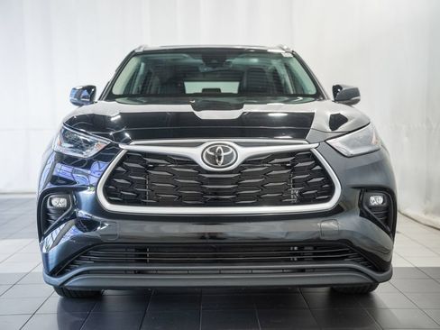 Used 2022 Toyota Highlander XLE AWD/4WD image 2