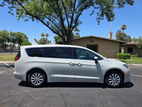 Used 2017 Chrysler Pacifica Touring w/ Tire & Wheel Group FWD image 3