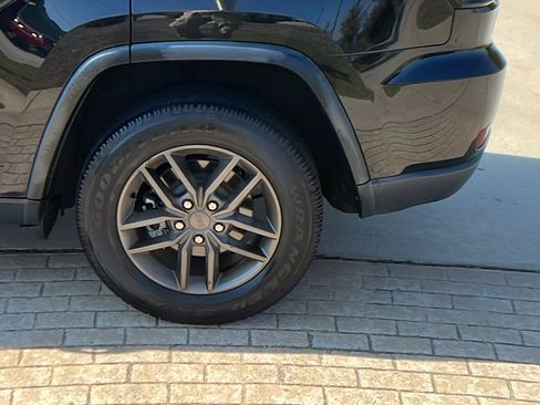 Used 2016 Jeep Grand Cherokee Laredo 75th Anniversary image 12