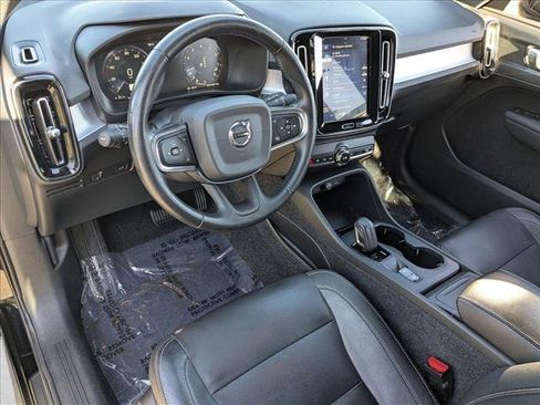 Used 2020 Volvo XC40 T4 Momentum image 10