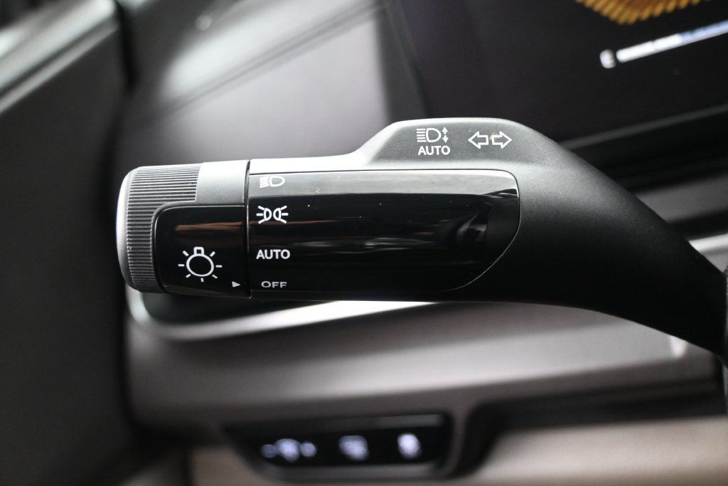 Used 2025 Kia Carnival EX FWD image 14