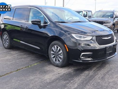 Used 2024 Chrysler Pacifica Select image 2