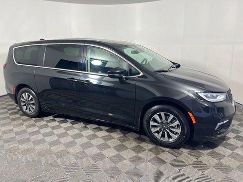 Certified 2023 Chrysler Pacifica Touring-L FWD image 10