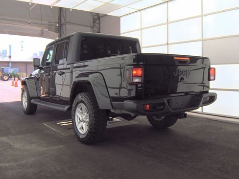 Used 2022 Jeep Gladiator Sport image 4