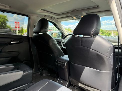 Used 2023 Toyota Highlander XLE AWD/4WD image 19