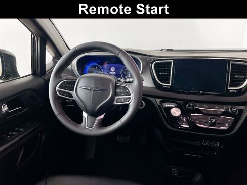 Used 2025 Chrysler Pacifica Select FWD image 2